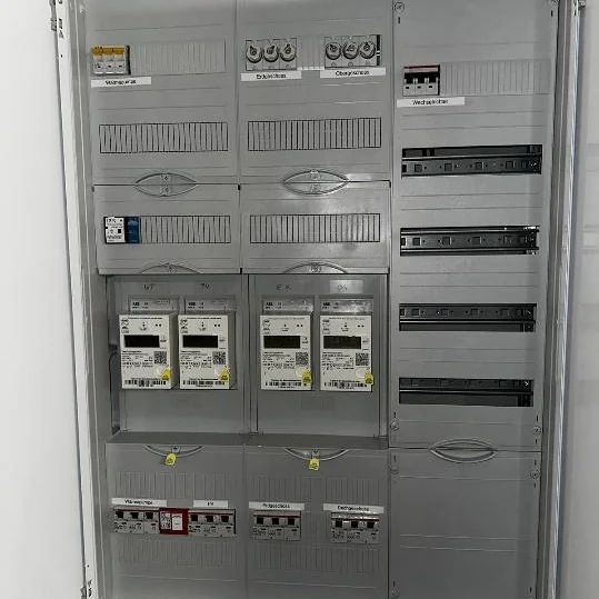 Geöffneter Zählerschrank mit zwei Zählerplätzen, Messfeldern und Reihenklemmen